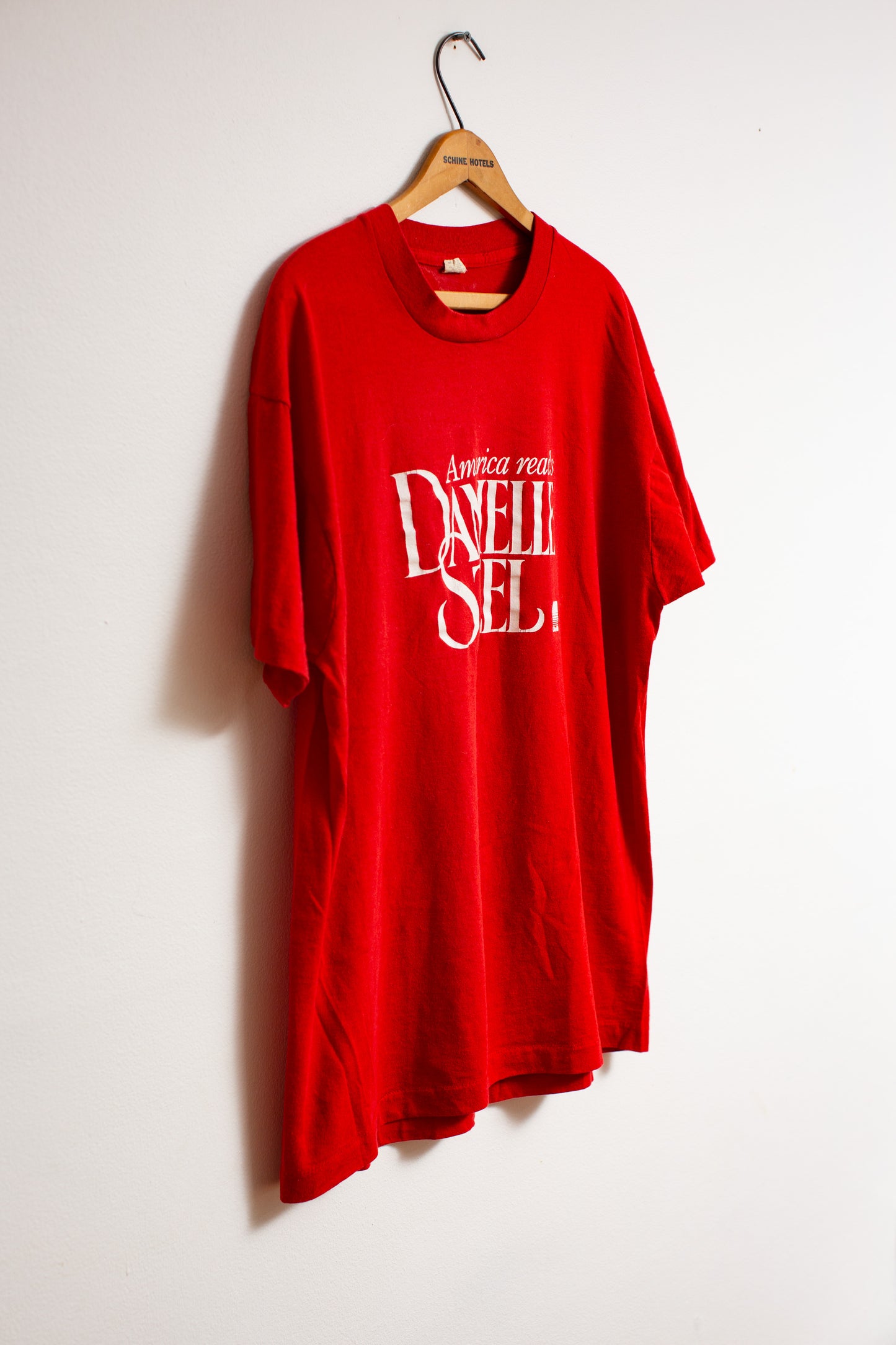 Vintage America Reads Danielle Steel T-shirt Size XL